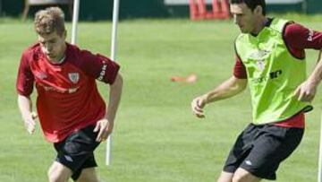 <b>UNO MÁS. </b>Muniain, junto a Aduriz, en un ejercicio de ayer.