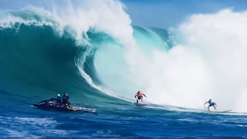 Jamie O'Brien en Waimea Bay durant el Eddie Aikau
