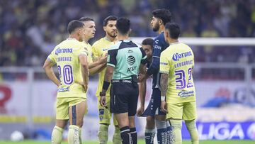 Jugadores del América le reclaman al árbitro por un fuera de lugar.