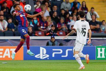 Lamine Yama jugador del Barcelona se lleva el balón.
