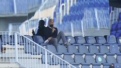 Pellicer, en la grada de La Rosaleda tras ser expulsado ante el Girona.