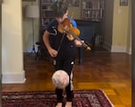 Niño toca el violín mientras domina un balón y se hace viral