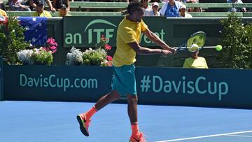 Nick Kyrgios devuelve una bola a Jan Satral durante el primer partido de la serie de Copa Davis entre Australia y Croacia.