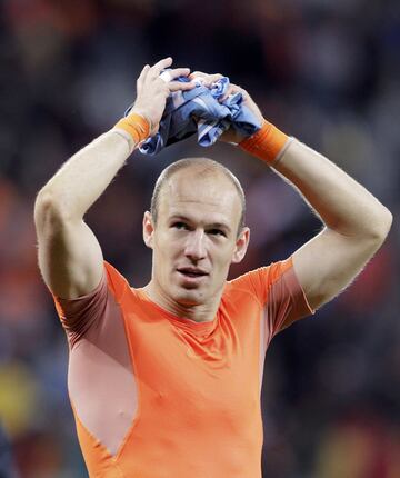 Arjen Robben se había convertido en una de las sensaciones del Mundial. Había sido como Iniesta con España: llegó con molestias musculares y fue mejorando conforme el campeonato fue avanzando. El atacante holandés se mostraba confiado antes de medirse a España: “Confiamos en nuestra buena organización y sabemos que podemos ser campeones. Tenemos una meta que aún nunca hemos sido capaces de alcanzar y eso es lo más importante”, señaló el crack holandés.