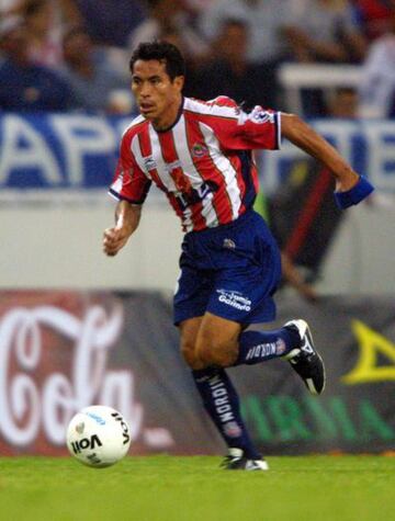 Llegó al profesionalismo con Santos pero se le recuerda por su talento con las Chivas en los 90's y como parte fundamental del título del 'Rabaño' en 1997. 