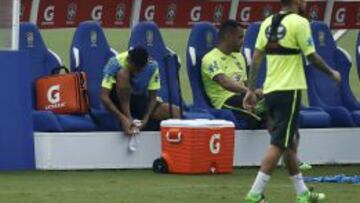 Neymar se duele de sus molestias durante el entrenamiento.