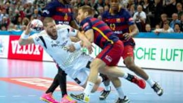 Ilja Brozovic, del Kiel, en un ataque obstacularizado por la defensa del Barcelona.