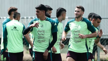 MEX4311. CIUDAD DE MÉXICO (MÉXICO), 04/06/2025.- Edson Alvarez (i) y Santiago Gimenez (d) jugadores de la Selección Mexicana de fútbol entrenan este miércoles, en el Centro de Alto Rendimiento de la Federación Mexicana de Fútbol, en Ciudad de México (México). El mundialista Roberto Alvarado, de las Chivas de Guadalajara, aseguró este miércoles que jugar con la selección mexicana es lo más importante para él y por eso renunció a jugar el Mundial de clubes como refuerzo del Pachuca. EFE/José Méndez