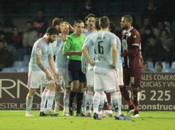 Lío monumental en Balaídos tras la acción del jugador celeste Planas sobre Abel, jugador del Córdoba. El colegiado señaló penalti y, a instancias de su linier, se retractó pitando falta en ataque.