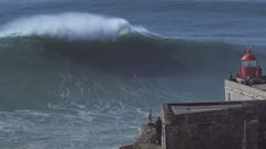 Una ola gigante de Nazar&eacute; generada por el hurac&aacute;n Epsilon rompiendo frente al faro que hay en el acantilado de esta localidad de Portugal, el 29 de octubre del 2020.