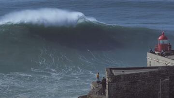 Una ola gigante de Nazaré generada por el huracán Epsilon rompiendo frente al faro que hay en el acantilado de esta localidad de Portugal, el 29 de octubre del 2020.