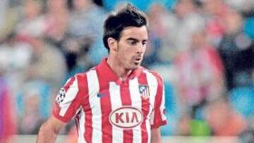 <b>CLASE. </b>Jurado conduce un balón en el partido ante el APOEL.