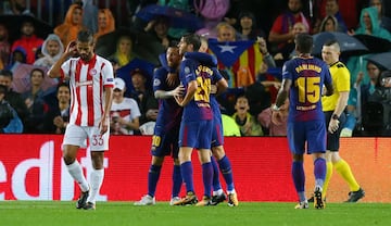 1-0. Los jugadores del Barcelona celebraron el gol en propia puerta de Dimitris Nikolaou.