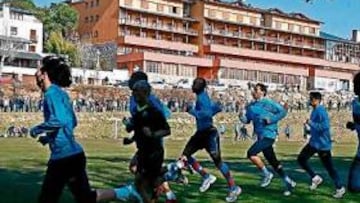 <b>COMPLEJO DEPORTIVO. </b>Frank Rijkaard también ha elegido este año El Montanyà como lugar de concentración y retiro de su equipo.