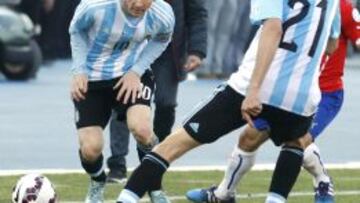 Messi, con Sampaoli de fondo.