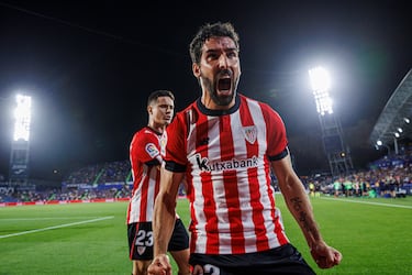 Formado en el filial del Osasuna, jugó con el primer equipo en dos etapas: desde 2004 hasta 2007 y la temporada 2011-12. Defiende los colores del Athletic Club desde 2015 y actualmente está jugando su última temporada como rojiblanco. 