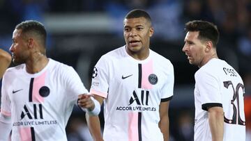 (From L) Paris Saint-Germain&#039;s Brazilian forward Neymar, Paris Saint-Germain&#039;s French forward Kylian Mbappe and Paris Saint-Germain&#039;s Argentinian forward Lionel Messi look on during the UEFA Champions League Group A football match Club Brug