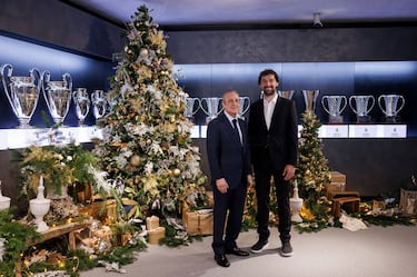 Florentino Pérez y Sergio Llul,  capitán de la sección de baloncesto del Real Madrid.
