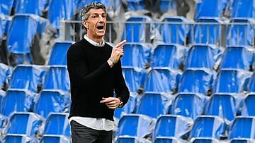 Real Sociedad's Spanish coach Imanol Alguacil gestures during the Spanish league football match between Real Sociedad and Deportivo Alaves at the Anoeta stadium in San Sebastian on February 21, 2021. (Photo by ANDER GILLENEA / AFP)