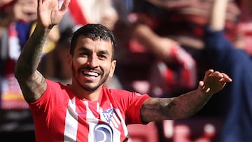 Ángel Correa celebra uno de sus dos goles en el Atlético-Las Palmas.