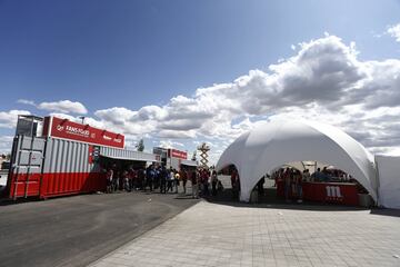 Desde las 10:00 de la mañana los aficionados atléticos celebran el estreno del nuevo estadio rojiblanco Wanda Metropolitano en los alrededores del estadio.
