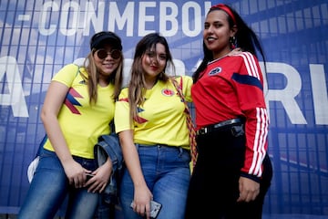 Los hinchas colombianos entregan toda su alegría en forma de apoyo a la Selección Colombia a las afueras del estadio de Sao Paulo, el gigante de Morumbí.