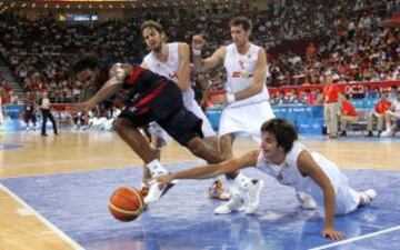 Chris Bosh ganó el oro olímpico en los Juegos de Pekín. En la imagen ante España (Gasol, Rudy y Ricky).