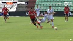 La durísima entrada que desató una tangana entre Mérida y Castilla con la Policía en el verde