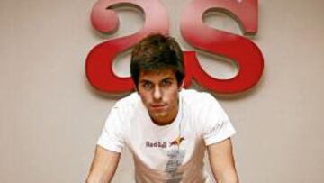 <b>CAMPEÓN. </b>Alguersuari, con las fotos de su triunfo en Inglaterra.