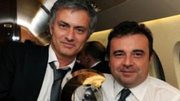 <b>RELACIÓN ESTRECHA. </b>Mourinho y José Ángel posan con el título de Mejor Entrenador del Mundo.