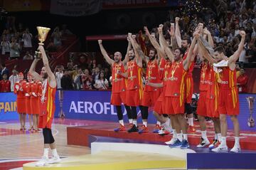 Spain hoist the FIBA trophy aloft.