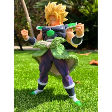 ¿Lo veremos así en la nueva película? La figura de Broly que desata su poder