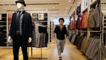 Un cliente visita la tienda de Uiqlo en el distrito de compras en Ginza, Tokio (Japón).