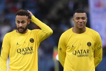 Neymar y Mbappé durante el calentamiento previo al partido entre el  Riyadh Season y el Paris Saint-Germain.