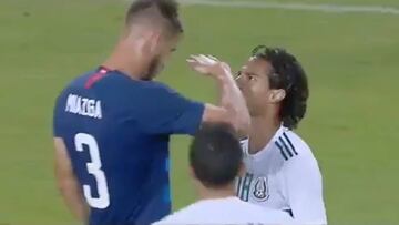 Matt Miazga (Estados Unidos) burl&aacute;ndose de Diego Lainez (M&eacute;xico) por su altura.