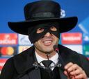 DT del Shakhtar se disfraza de El Zorro en rueda de prensa
