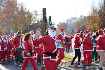 Varias personas durante la XIII Carrera de Pap¨¢ Noel, a 22 de diciembre de 2024, en Madrid (Espa?a).