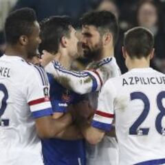 Diego Costa escupe al árbitro y muerde a un rival
