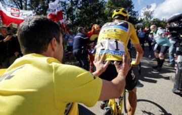 Froome se baja de la bicicleta y recorre parte del Tour a pie