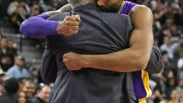 Kobe Bryant abraza a Popovich.