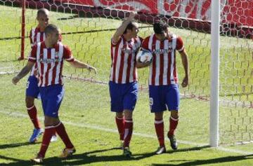 Godin celebra con Diego Costa el primer gol del partido.