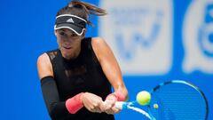 Garbi&ntilde;e Muguruza devuelve una bola a Alison Van Uytvanck durante su partido de primera ronda en el WTA Wuhan Open.