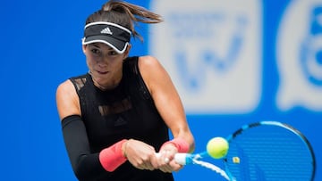 Garbi&ntilde;e Muguruza devuelve una bola a Alison Van Uytvanck durante su partido de primera ronda en el WTA Wuhan Open.