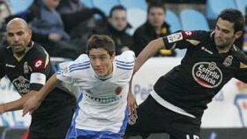 <b>AL ATAQUE. </b>Ander escapa de la vigilancia de Manuel Pablo y Antonio Tomás: el Zaragoza llevó el peso del ataque frente a un Deportivo que apenas amenazó.