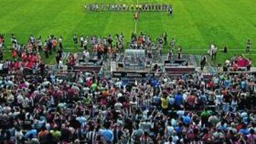 <b>A REVENTAR. </b>El Vicente Calderón lleno en el partido de previa de Champions frente al Schalke, como se prevé que esté ante el Barça.