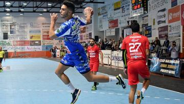 Xavi Tuà lanza a portería durante un partido del BM Ángel Ximénez - Avia.