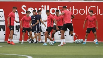 Chicharito, con el bal&oacute;n y en el centro, durante su primera sesi&oacute;n.