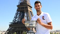 Novak Djokovic posa con el trofeo de Roland Garros 2021 delante de la Torre Eiffel de Par&iacute;s.