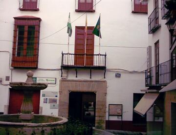 El escritor de El Quijote se alojó en esta casa cuando era recaudador de Hacienda y en la actualidad es utilizada con fines administrativos y educativos. En esta casa, con su típico patio andaluz, suceden cosas extrañas según cuentan numerosos testigos. Unos trabajadores de limpieza se encerraron en la casa como protesta en el año 1994 y, al caer la noche, oyeron ruidos extraños y los pasos de alguien con ropa mojada. 