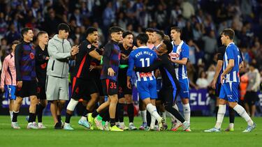 Los jugadores del Espanyol tratan de evitar la celebración del título de liga del conjunto del Barcelona.